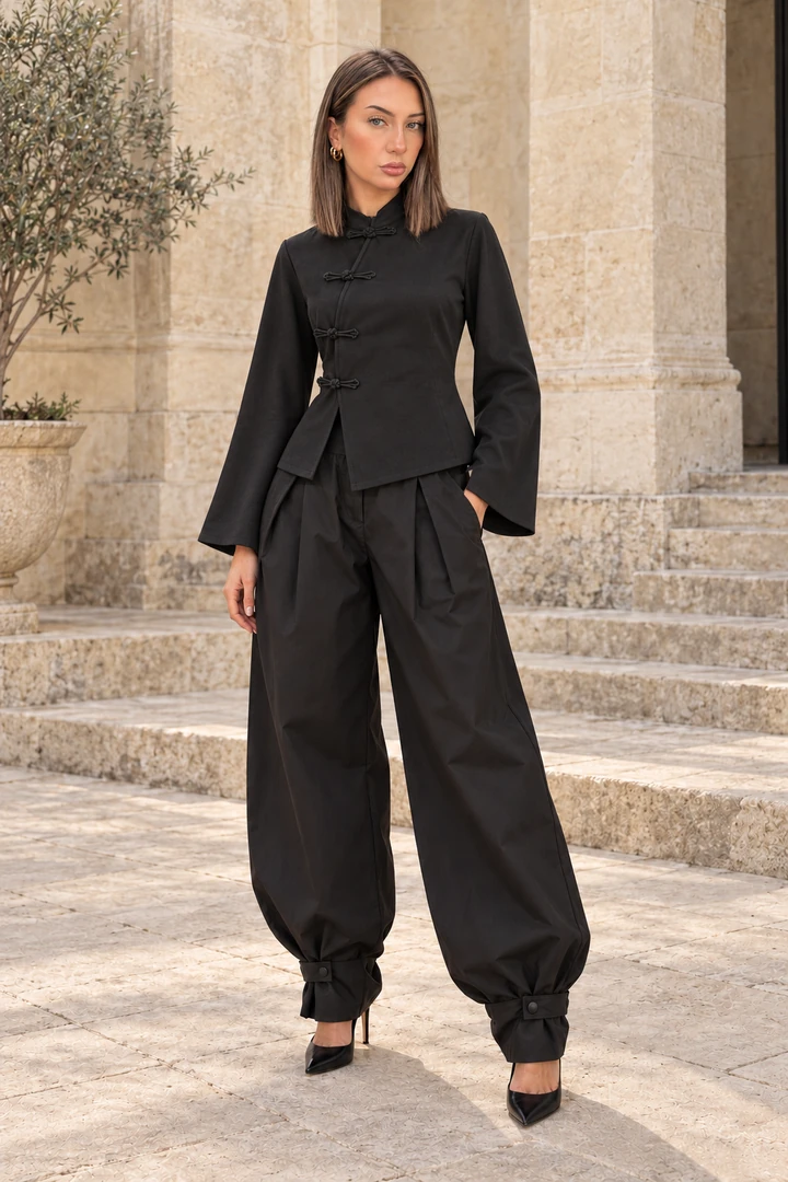 Simulation portée AUZAC : Haut Noir à manches longues évasées et Pantalon Ample Réglable noirs, sans logo extérieur.